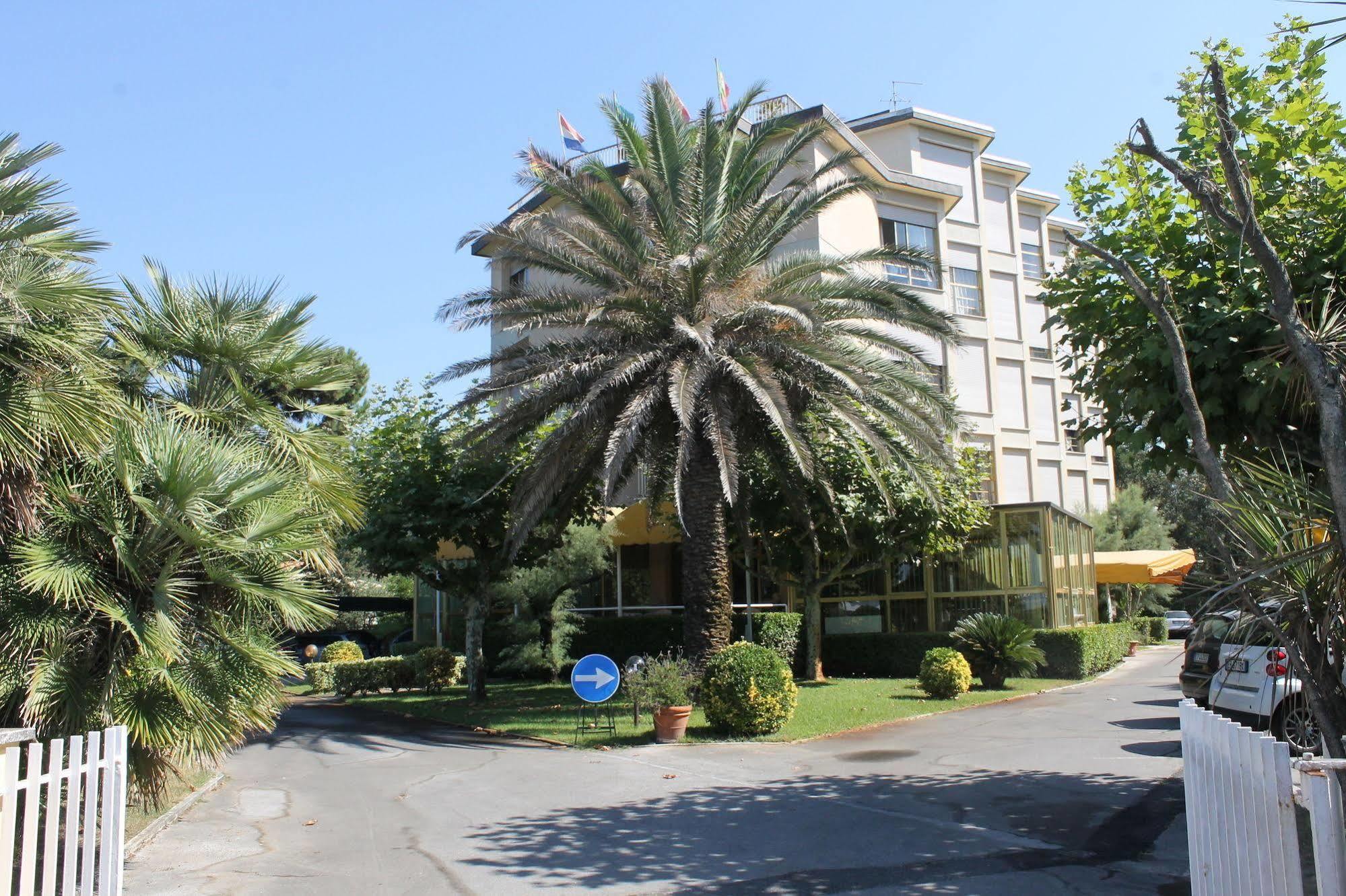 Hotel Brasilia Marina di Pietrasanta Exterior photo